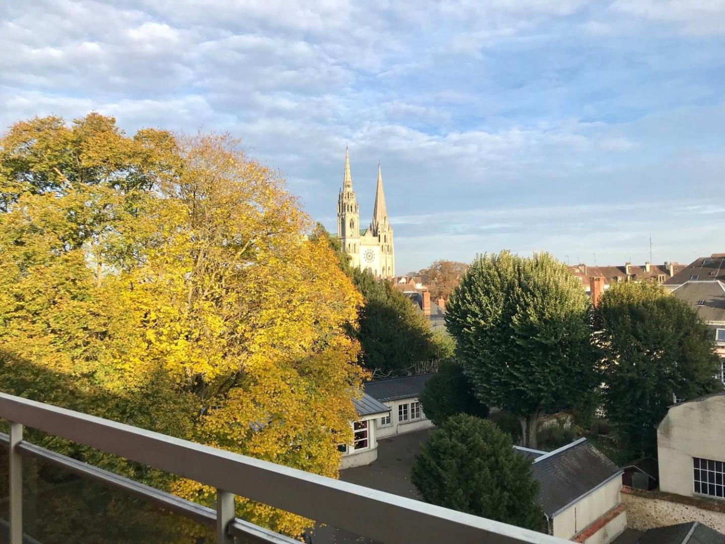 Appartement Avec Parking Et Balcon Vue Cathedrale Chartres Exterior photo